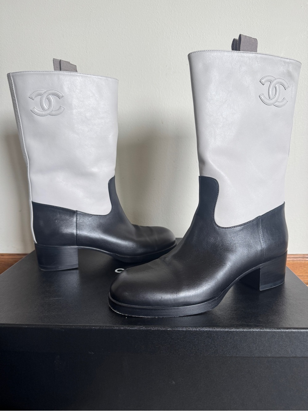 Chanel 21A CC Two-Tone Calfskin Boots
Size 38 | Gray/Black | Full Set - Picture 2 of 8